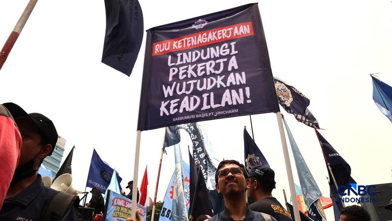 Massa elemen buruh berunjuk rasa di depan gedung MPR/DPR RI, Jalan Gatot Subroto, Jakarta Pusat. Siang ini, massa telah memenuhi kawasan DPR, Selasa (6/10/2026). (CNBC Indonesia/Muhammad Sabki)
