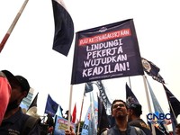 Massa elemen buruh berunjuk rasa di depan gedung MPR/DPR RI, Jalan Gatot Subroto, Jakarta Pusat. Siang ini, massa telah memenuhi kawasan DPR, Selasa (6/10/2026). (CNBC Indonesia/Muhammad Sabki)