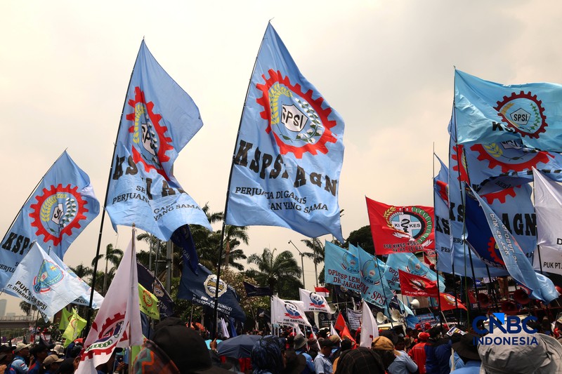 Massa elemen buruh berunjuk rasa di depan gedung MPR/DPR RI, Jalan Gatot Subroto, Jakarta Pusat. Siang ini, massa telah memenuhi kawasan DPR, Selasa (6/10/2026). (CNBC Indonesia/Muhammad Sabki)
