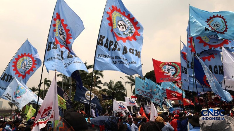 Massa elemen buruh berunjuk rasa di depan gedung MPR/DPR RI, Jalan Gatot Subroto, Jakarta Pusat. Siang ini, massa telah memenuhi kawasan DPR, Selasa (6/10/2026). (CNBC Indonesia/Muhammad Sabki)