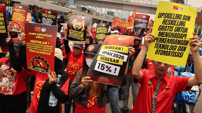 Massa elemen buruh berunjuk rasa di depan gedung MPR/DPR RI, Jalan Gatot Subroto, Jakarta Pusat. Siang ini, massa telah memenuhi kawasan DPR, Selasa (6/10/2026). (CNBC Indonesia/Muhammad Sabki)
