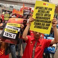 Massa elemen buruh berunjuk rasa di depan gedung MPR/DPR RI, Jalan Gatot Subroto, Jakarta Pusat. Siang ini, massa telah memenuhi kawasan DPR, Selasa (6/10/2026). (CNBC Indonesia/Muhammad Sabki)