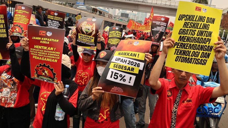 Massa elemen buruh berunjuk rasa di depan gedung MPR/DPR RI, Jalan Gatot Subroto, Jakarta Pusat. Siang ini, massa telah memenuhi kawasan DPR, Selasa (6/10/2026). (CNBC Indonesia/Muhammad Sabki)