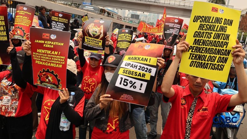 Massa elemen buruh berunjuk rasa di depan gedung MPR/DPR RI, Jalan Gatot Subroto, Jakarta Pusat. Siang ini, massa telah memenuhi kawasan DPR, Selasa (6/10/2026). (CNBC Indonesia/Muhammad Sabki)