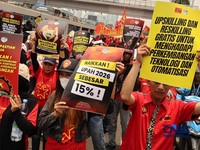Massa elemen buruh berunjuk rasa di depan gedung MPR/DPR RI, Jalan Gatot Subroto, Jakarta Pusat. Siang ini, massa telah memenuhi kawasan DPR, Selasa (6/10/2026). (CNBC Indonesia/Muhammad Sabki)
