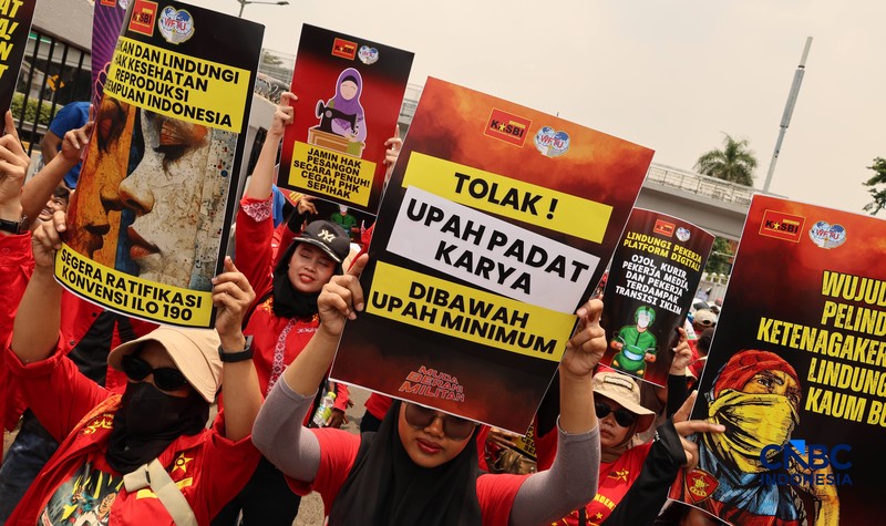 Massa elemen buruh berunjuk rasa di depan gedung MPR/DPR RI, Jalan Gatot Subroto, Jakarta Pusat. Siang ini, massa telah memenuhi kawasan DPR, Selasa (6/10/2026). (CNBC Indonesia/Muhammad Sabki)