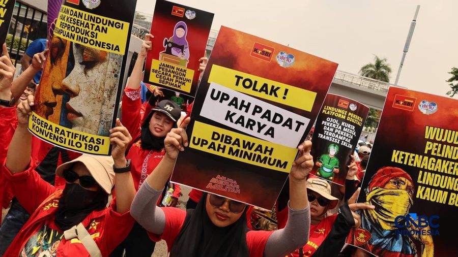 Massa elemen buruh berunjuk rasa di depan gedung MPR/DPR RI, Jalan Gatot Subroto, Jakarta Pusat. Siang ini, massa telah memenuhi kawasan DPR, Selasa (6/10/2026). (CNBC Indonesia/Muhammad Sabki)