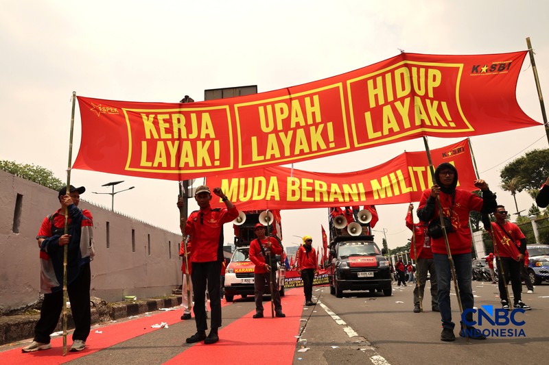 Massa elemen buruh berunjuk rasa di depan gedung MPR/DPR RI, Jalan Gatot Subroto, Jakarta Pusat. Siang ini, massa telah memenuhi kawasan DPR, Selasa (6/10/2026). (CNBC Indonesia/Muhammad Sabki)