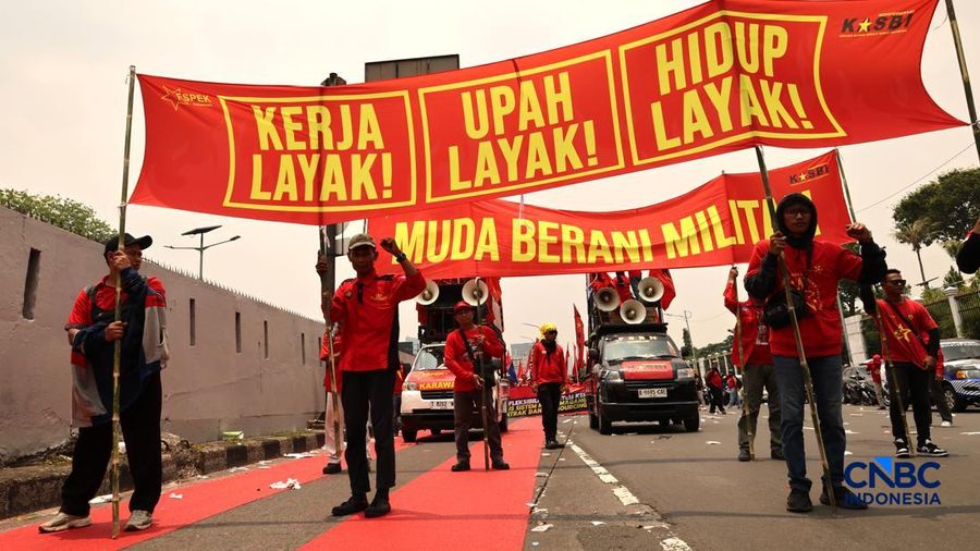 Massa elemen buruh berunjuk rasa di depan gedung MPR/DPR RI, Jalan Gatot Subroto, Jakarta Pusat. Siang ini, massa telah memenuhi kawasan DPR, Selasa (6/10/2026). (CNBC Indonesia/Muhammad Sabki)
