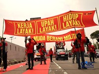 Massa elemen buruh berunjuk rasa di depan gedung MPR/DPR RI, Jalan Gatot Subroto, Jakarta Pusat. Siang ini, massa telah memenuhi kawasan DPR, Selasa (6/10/2026). (CNBC Indonesia/Muhammad Sabki)