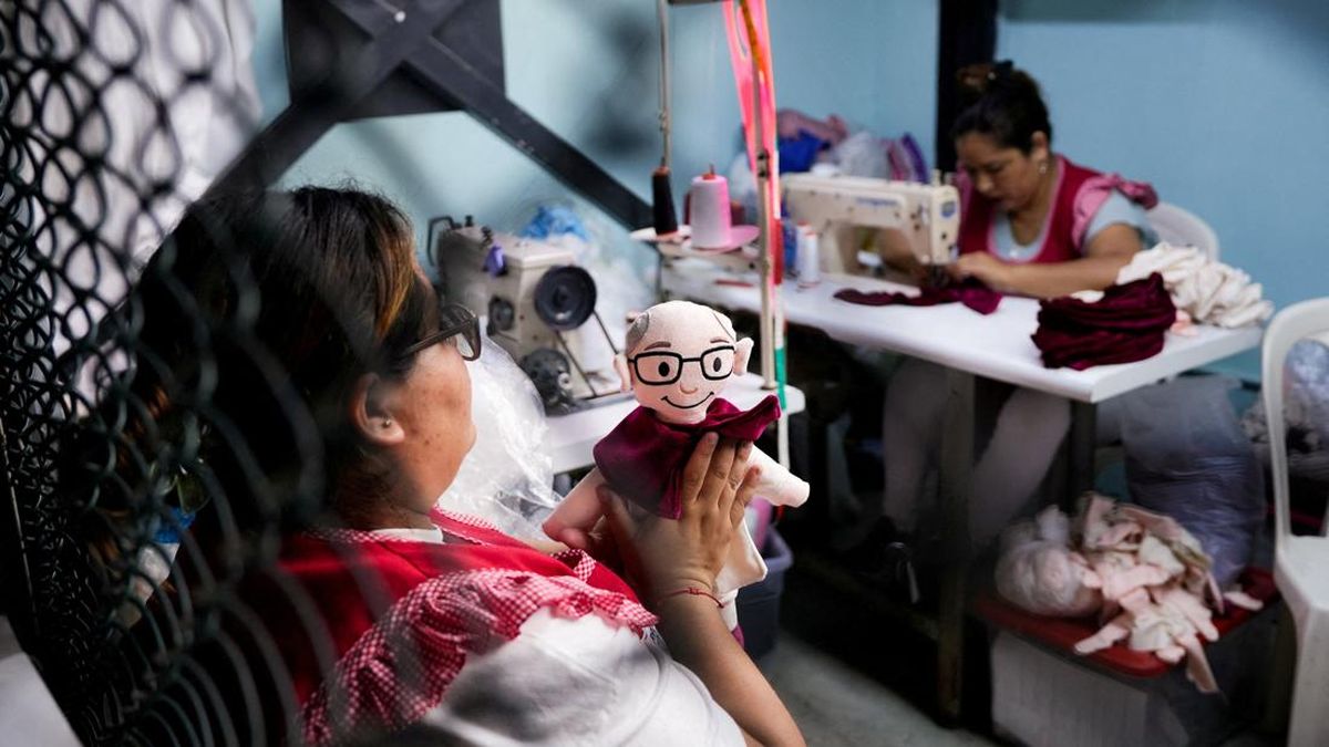 Ilustrasi berita Nasional: Menyambut Paus Leo XIV, Narapidana Perempuan Peru Produksi Boneka untuk Suvenir