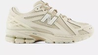 Outfit Simpel Tapi Mau Sepatu yang Bikin Beda? Coba New Balance Retro Krem Multi-Tekstur Ini 