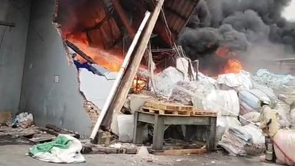 Pabrik Plastik di Cikupa Tangerang Terbakar, 2 Bangunan Ambruk — NadiKabar.com