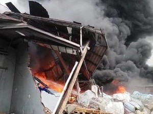 Pabrik Plastik di Cikupa Tangerang Terbakar, 2 Bangunan Ambruk