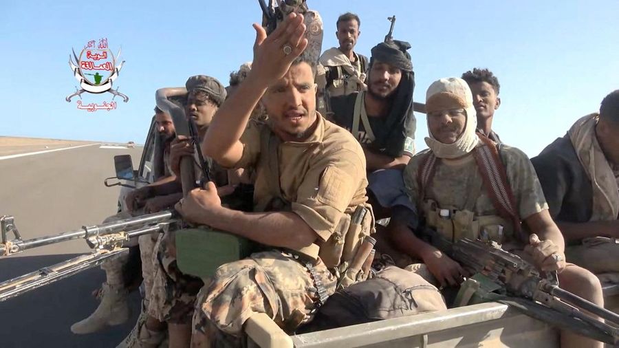 Para pejuang pemerintah Yaman yang didukung Arab Saudi duduk di bagian belakang kendaraan saat melakukan pergerakan maju—yang menurut pasukan pemerintah merupakan upaya ofensif terhadap kelompok Houthi yang didukung Iran—di dekat Dhubab, Kegubernuran Taiz, Yaman; gambar ini diambil dari video yang dirilis pada 5 Oktober 2026.