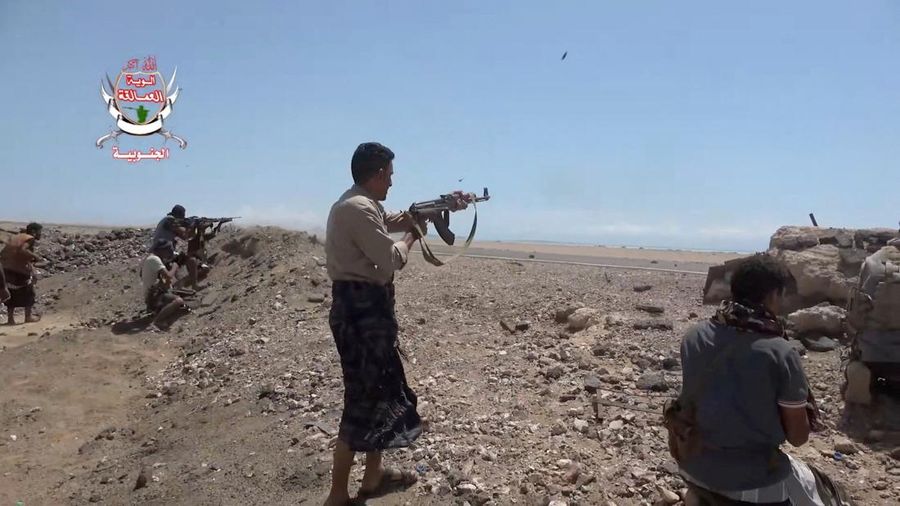 Para pejuang pemerintah Yaman yang didukung Arab Saudi melepaskan tembakan saat melakukan gerakan maju—menurut klaim pasukan pemerintah—untuk melawan kelompok Houthi yang didukung Iran, di dekat Dhubab, Provinsi Taiz, Yaman; gambar ini merupakan cuplikan dari video yang dirilis pada 5 Oktober 2026.