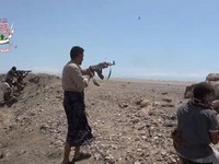 Para pejuang pemerintah Yaman yang didukung Arab Saudi melepaskan tembakan saat melakukan gerakan majumenurut klaim pasukan pemerintahuntuk melawan kelompok Houthi yang didukung Iran, di dekat Dhubab, Provinsi Taiz, Yaman; gambar ini merupakan cuplik