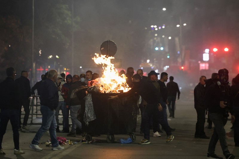 Para pengunjuk rasa bentrok dengan polisi di luar gedung pemerintah dan parlemen Kosovo, Senin (5/10/2026). (REUTERS/Valdrin Xhemaj)