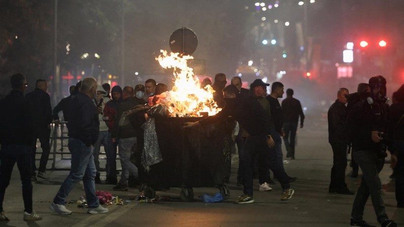 Para pengunjuk rasa bentrok dengan polisi di luar gedung pemerintah dan parlemen Kosovo, Senin (5/10/2026). (REUTERS/Valdrin Xhemaj)