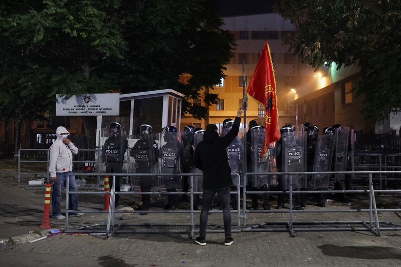 Para pengunjuk rasa bentrok dengan polisi di luar gedung pemerintah dan parlemen Kosovo, Senin (5/10/2026). (REUTERS/Valdrin Xhemaj)