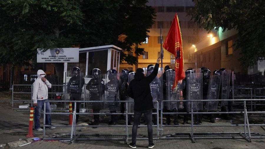 Para pengunjuk rasa bentrok dengan polisi di luar gedung pemerintah dan parlemen Kosovo, Senin (5/10/2026). (REUTERS/Valdrin Xhemaj)