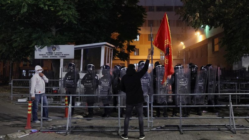 Para pengunjuk rasa bentrok dengan polisi di luar gedung pemerintah dan parlemen Kosovo, Senin (5/10/2026). (REUTERS/Valdrin Xhemaj)