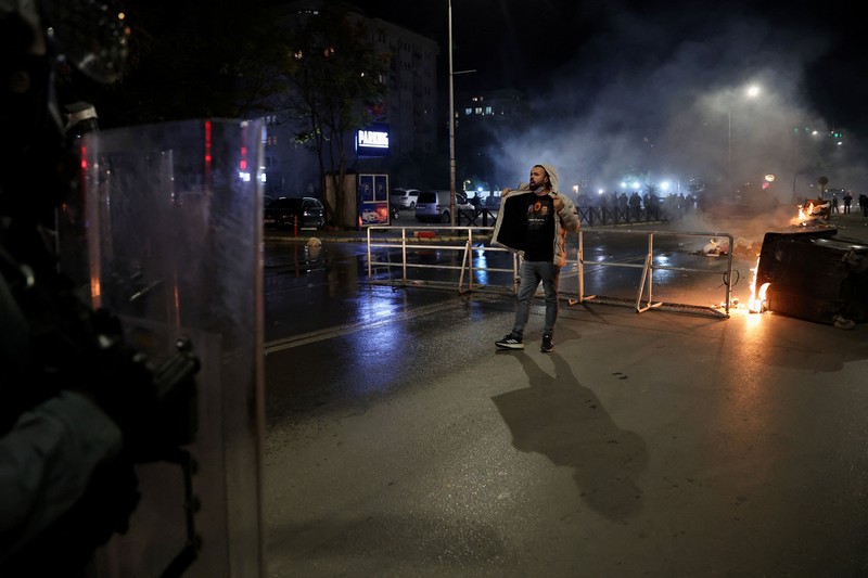 Para pengunjuk rasa bentrok dengan polisi di luar gedung pemerintah dan parlemen Kosovo, Senin (5/10/2026). (REUTERS/Valdrin Xhemaj)