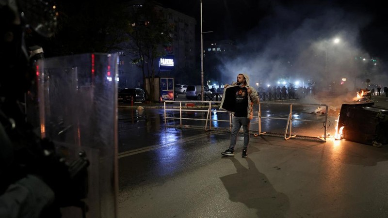 Para pengunjuk rasa bentrok dengan polisi di luar gedung pemerintah dan parlemen Kosovo, Senin (5/10/2026). (REUTERS/Valdrin Xhemaj)