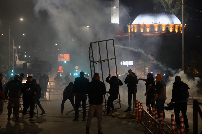 Para pengunjuk rasa bentrok dengan polisi di luar gedung pemerintah dan parlemen Kosovo, Senin (5/10/2026). (REUTERS/Valdrin Xhemaj)