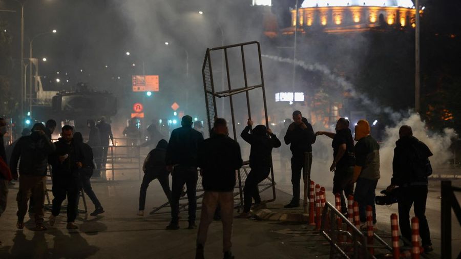 Para pengunjuk rasa bentrok dengan polisi di luar gedung pemerintah dan parlemen Kosovo, Senin (5/10/2026). (REUTERS/Valdrin Xhemaj)