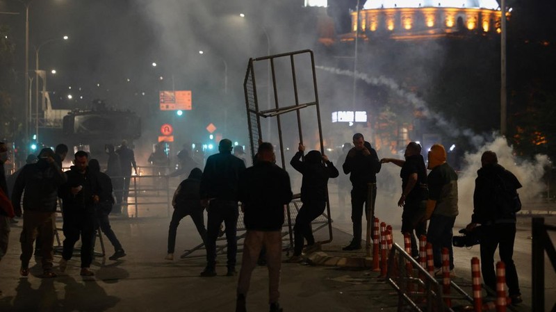 Para pengunjuk rasa bentrok dengan polisi di luar gedung pemerintah dan parlemen Kosovo, Senin (5/10/2026). (REUTERS/Valdrin Xhemaj)