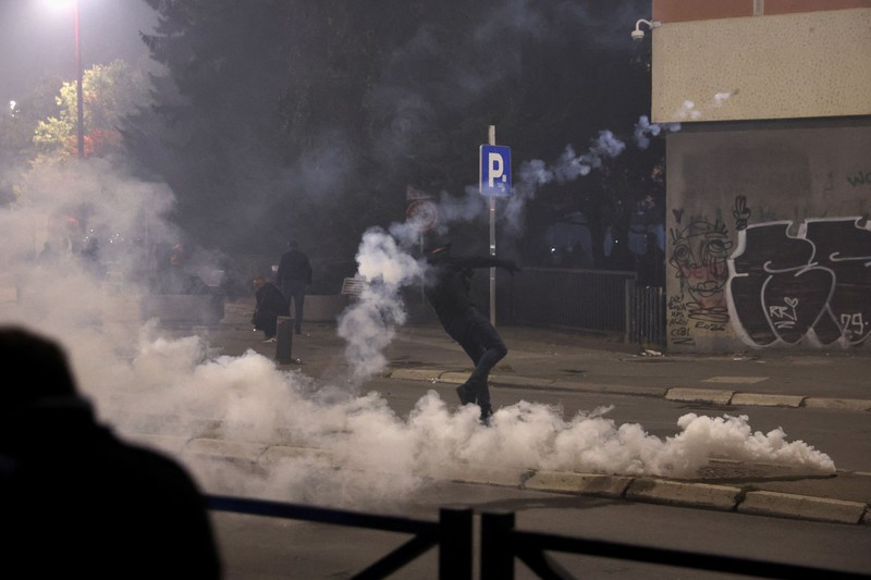 Para pengunjuk rasa bentrok dengan polisi di luar gedung pemerintah dan parlemen Kosovo, Senin (5/10/2026). (REUTERS/Valdrin Xhemaj)