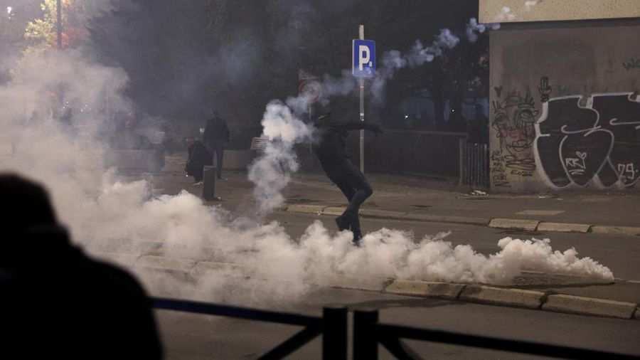 Para pengunjuk rasa bentrok dengan polisi di luar gedung pemerintah dan parlemen Kosovo, Senin (5/10/2026). (REUTERS/Valdrin Xhemaj)