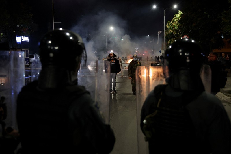 Para pengunjuk rasa bentrok dengan polisi di luar gedung pemerintah dan parlemen Kosovo, Senin (5/10/2026). (REUTERS/Valdrin Xhemaj)