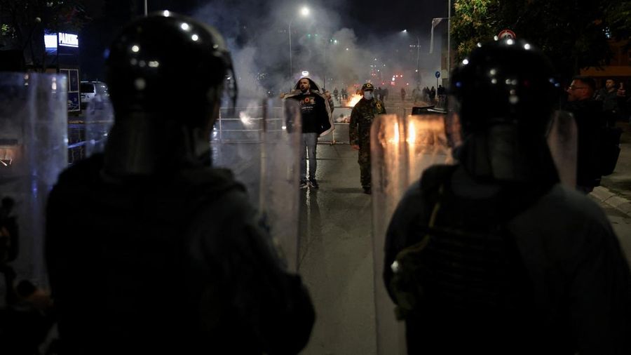 Para pengunjuk rasa bentrok dengan polisi di luar gedung pemerintah dan parlemen Kosovo, Senin (5/10/2026). (REUTERS/Valdrin Xhemaj)