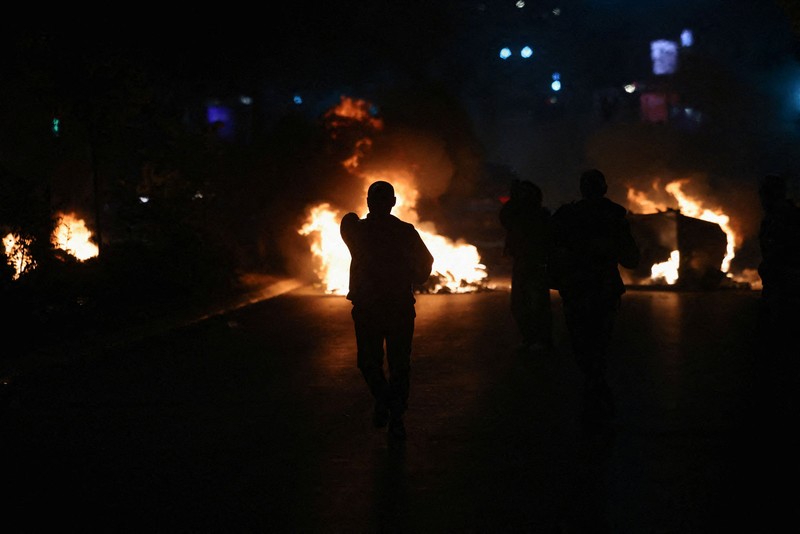 Para pengunjuk rasa bentrok dengan polisi di luar gedung pemerintah dan parlemen Kosovo, Senin (5/10/2026). (REUTERS/Valdrin Xhemaj)