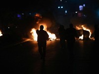 Para pengunjuk rasa bentrok dengan polisi di luar gedung pemerintah dan parlemen Kosovo, Senin (5/10/2026). (REUTERS/Valdrin Xhemaj)
