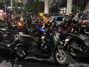 Nobar Indonesia Vs Thailand di Gubernuran, Pemotor Ditarik Parkir Rp 10 Ribu