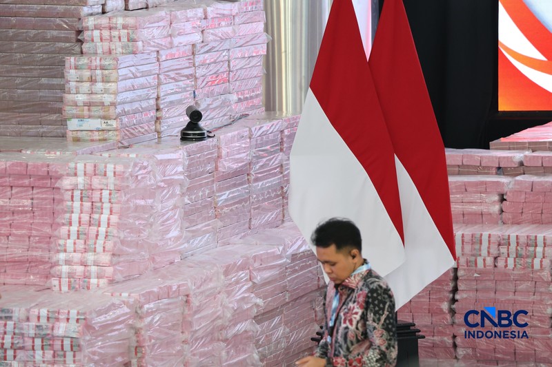 Jaksa Agung RI, ST Burhanuddin menyerahkan uang denda administratif sekitar Rp132,241,335,681,910,13 dan penguasaan kembali kawasan hutan seluas 259,230,73 Ha Tahap 8 kepada Menteri Keuangan, Suahasil Nazara dan disaksikan Presiden Prabowo Subianto di kompleks Kejaksaan Agung, Jakarta, Selasa (06/10/2026). (CNBC Indonesia/Muhammad Sabki)