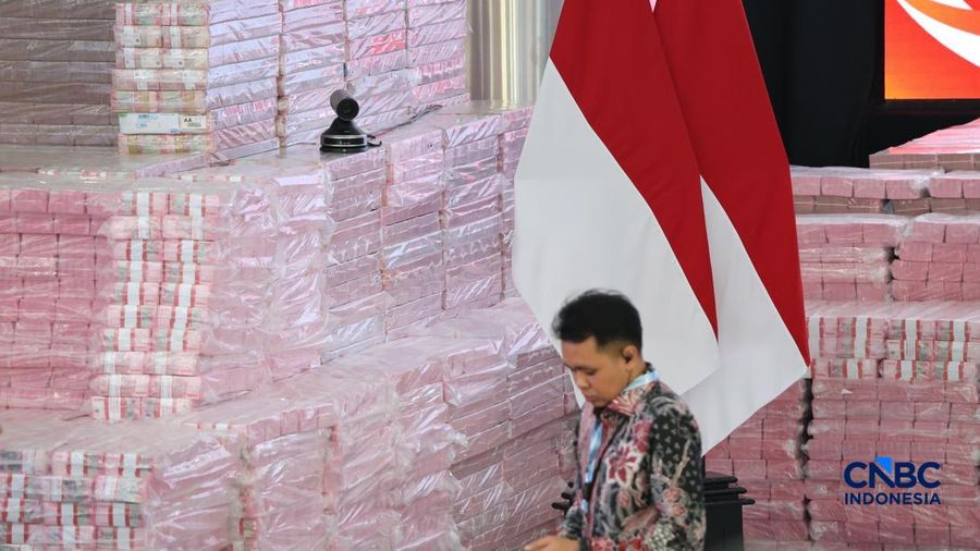 Pekerja berdiri di depan Tumpukan uang sekitar Rp132,241,335,681,910,13 dipajang dalam kegiatan penyerahan denda administratif dan penyelamatan keuangan negara serta penguasaan kembali kawasan hutan di kompleks Kejaksaan Agung, Jakarta, Selasa (06/10