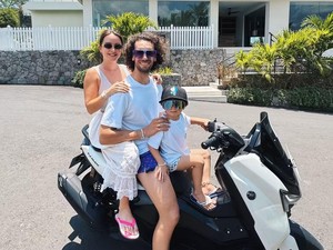 Alex Rins Kenang Momen Indah di Lombok, Cengtri Anak-Istri