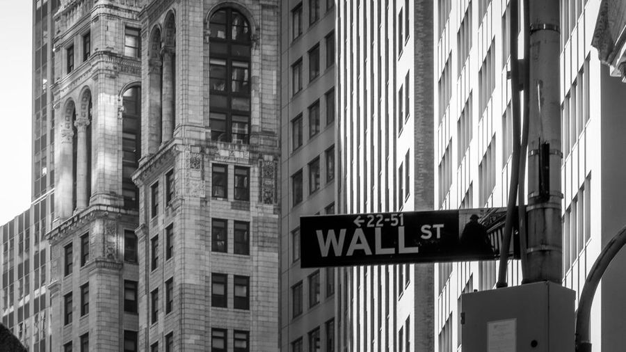 Petunjuk jalan Wall Street, New York, AS. (Dok. Pexels)