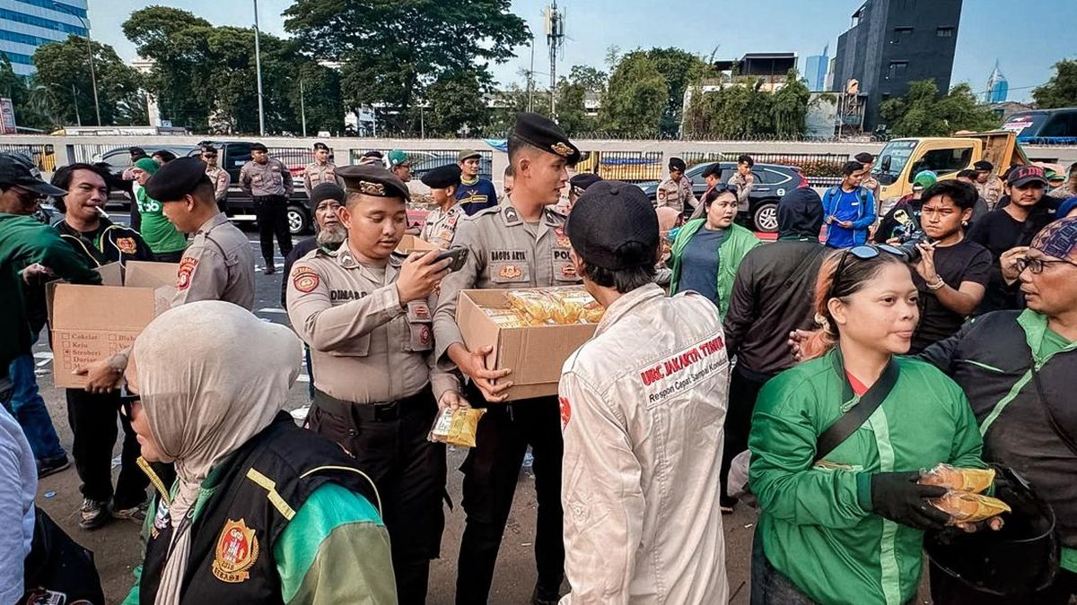 Momen Polisi Bagikan Air Mineral-Roti ke Massa Buruh dan Ojol di DPR — NadiKabar.com