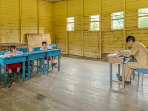 Kisah Guru Teguh Tetap Mengajar di Pedalaman Kaltara Meski Hanya Punya 3 Murid