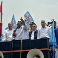 Presiden Konfederasi Serikat Pekerja Seluruh Indonesia (KSPSI) Andi Gani Nena Wea menyampaikan orasi didampingi Wakil Ketua DPR,  Sufmi Dasco Ahmad dan Kapolri, Jenderal Polisi Suyudi Ario Seto di depan Gedung DPR RI, Jakarta, Selasa (6/10/2026). (Do