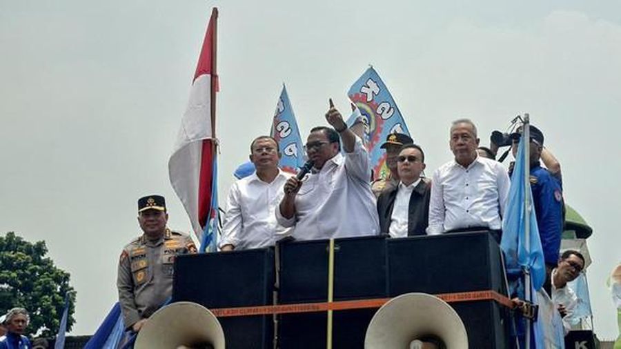Presiden Konfederasi Serikat Pekerja Seluruh Indonesia (KSPSI) Andi Gani Nena Wea menyampaikan orasi didampingi Wakil Ketua DPR,  Sufmi Dasco Ahmad dan Kapolri, Jenderal Polisi Suyudi Ario Seto di depan Gedung DPR RI, Jakarta, Selasa (6/10/2026). (Do