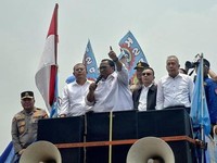 Presiden Konfederasi Serikat Pekerja Seluruh Indonesia (KSPSI) Andi Gani Nena Wea menyampaikan orasi didampingi Wakil Ketua DPR,  Sufmi Dasco Ahmad dan Kapolri, Jenderal Polisi Suyudi Ario Seto di depan Gedung DPR RI, Jakarta, Selasa (6/10/2026). (Do