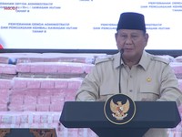 Presiden Prabowo Subianto memberi pidato saat kegiatan penyerahan denda administratif dan penyelamatan keuangan negara serta penguasaan kembali kawasan hutan tahap 8 di kompleks Kejaksaan Agung, Jakarta, Selasa (06/10/2026). (Tangkapan Layar Youtube/