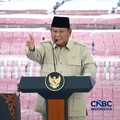 Presiden Prabowo Subianto memberi pidato saat kegiatan penyerahan denda administratif dan penyelamatan keuangan negara serta penguasaan kembali kawasan hutan tahap 8 di kompleks Kejaksaan Agung, Jakarta, Selasa (06/10/2026). (CNBC Indonesia/Muhammad