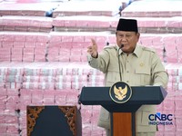 Presiden Prabowo Subianto memberi pidato saat kegiatan penyerahan denda administratif dan penyelamatan keuangan negara serta penguasaan kembali kawasan hutan tahap 8 di kompleks Kejaksaan Agung, Jakarta, Selasa (06/10/2026). (CNBC Indonesia/Muhammad